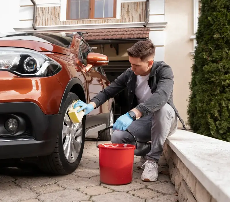 Lavage auto à domicile Saint-Laurent-du-Pape : professionnel intervenant sur un véhicule